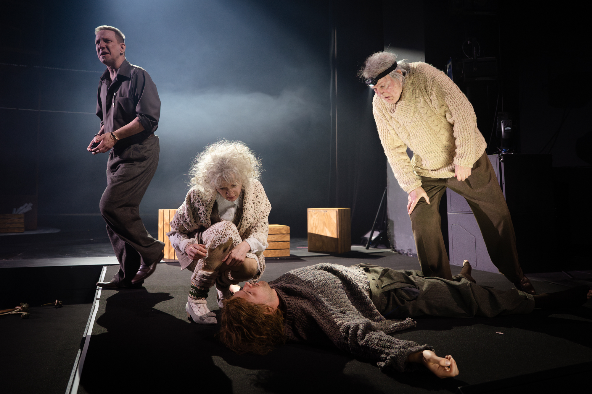 Skats no izrādes "Dzen savu arklu pār mirušo kauliem" // Foto – Marko Rass